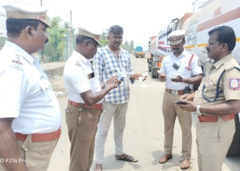 நெடுஞ்சாலையில் போக்குவரத்துக்கு இடையூறாக வாகனங்களை நிறுத்தினால் அபராதம், திருவெற்றியூர் காவல்துறையினர் எச்சரிக்கை.