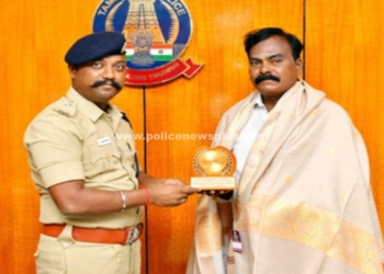 நினைவு பரிசுகளை வழங்கி பாராட்டிய காவல் கண்காணிப்பாளர்