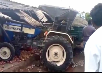 காய்கறிக் கடைக்குள் வண்டி புகுந்து விபத்து