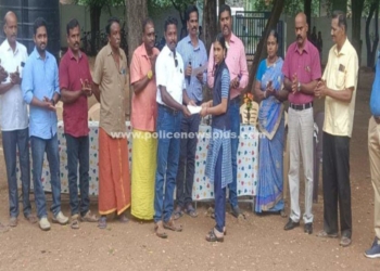 முன்னாள் மாணவர்கள் நடத்திய பரிசளிப்பு விழா