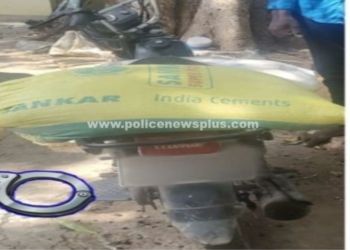 இருசக்கர வாகனத்தில் ஆற்று மணல் திருடியவர் கைது