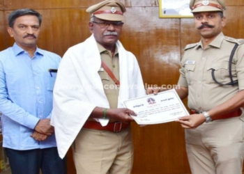 ஓய்வு பெறும் உதவி ஆய்வாளர்களுக்கு சால்வை அணிவித்த S.P