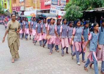 பதாகைகள் ஏந்தி பள்ளி மாணவிகள் பிரச்சாரம்