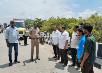 கல்லூரி சேர்ந்த 3 மாணவர்கள் இணைந்து சாலை பாதுகாப்பு விழிப்புணர்வு