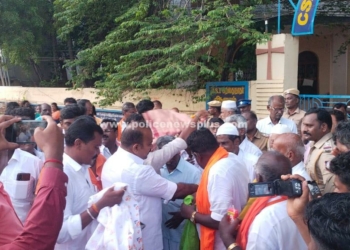 சமூக நல்லிணக்கத்தை போற்றும் விதமாக சால்வை அணிவித்து மரியாதை