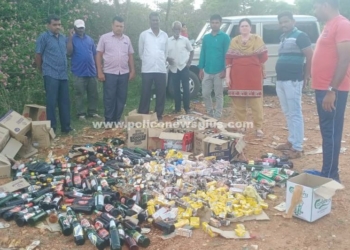 மதுபான பாட்டில்கள் கொட்டி உடைத்து தீயிட்டு அழித்தனர்