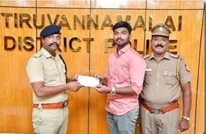 உயர்கல்வி உதவித்தொகை வழங்கிய திருவண்ணாமலை எஸ்.பி