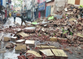 மின்னல் விழுந்து இரண்டு பழமையான கட்டடங்கள் சரிந்து விழுந்து விபத்து