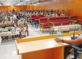 காவலர்களுக்கு மாதாந்திர ஆய்வு கூட்டம்