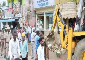 சாலை அமைப்பதற்கு இருபுறமும் உள்ள ஆக்கிரமிப்புகள் அகற்றம்