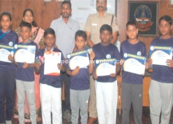 மாநில அளவில் கலந்துகொண்டு வெற்றி பெற்ற மாணவர்களை நேரில் அழைத்து S.P பாராட்டு