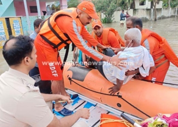 மழை வெள்ளத்தில் பாதிக்கப்பட்ட பொதுமக்களை காவலர்கள் மீட்பு