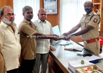 கீழே கிடந்த பர்ஸை காவல் அதிகாரியிடம் ஒப்படைத்த ஆட்டோ ஓட்டுநர்