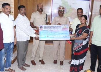 இறந்த காவல் உதவி ஆய்வாளர் குடும்பத்தினருக்கு நிதி உதவி அளித்த காவலர்கள்