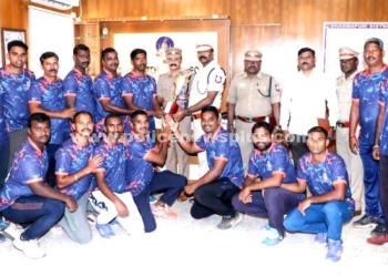 மாநில அளவிலான போட்டியில் பரிசு வென்ற காவலர்கள்