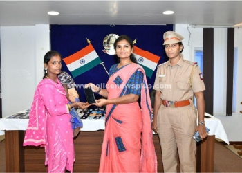 மொபைல் போன்கள் கண்டுபிடிக்கப்பட்டு உரிய நபர்களிடம் ஒப்படைத்த S.P