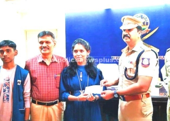 அதிக மதிப்பெண் பெற்ற மாணவர்களுக்கு கல்வி பரிசு தொகை