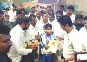 மாணவிய பாராட்டி வாழ்த்து தெரிவித்த விளையாட்டுத்துறை அமைச்சர்