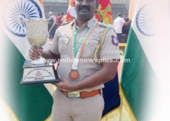 போட்டி தேர்வில் வெற்றி பெற்ற காவலருக்கு எஸ்பி பாராட்டு