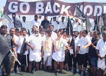 காங்கிரஸ் கட்சியினர் ஒன்றிய அரசை கண்டித்து கருப்பு கொடிகளை ஏந்தி ஆர்ப்பாட்டம்