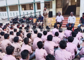 காவல் துறை சார்பில் பள்ளியில் விழிப்புணர்வு கூட்டம்