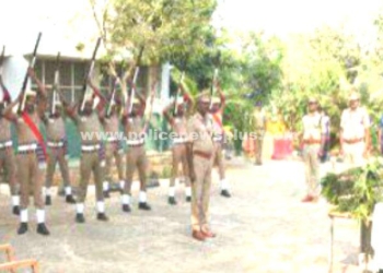 காவல்துறை மரியாதையுடன் 21 குண்டுகள் முழங்க மோப்பநாய் உடல் அடக்கம்