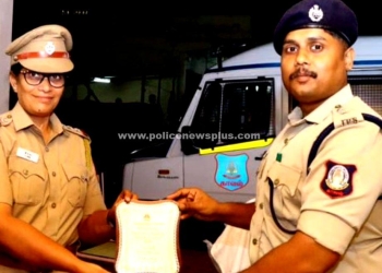 காவலர்களை பாராட்டி நினைவு பரிசு வழங்கிய S.P