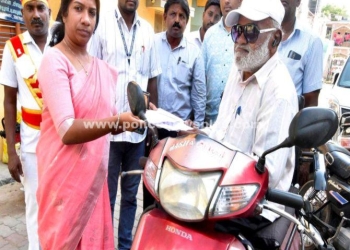 மாவட்ட ஆட்சியர் தேர்தல் படிவத்தினை மாற்றுத்திறனாளிக்கு வழங்கினார்