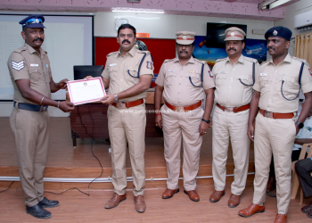 சிறப்பாக பணியாற்றிய தலைமை காவலருக்கு பாராட்டு: போலீஸ் எஸ்.பி.