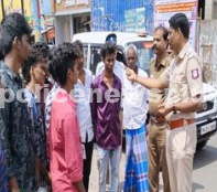 காவல்துறையினர் பொதுமக்களிடையே விழிப்புணர்வு