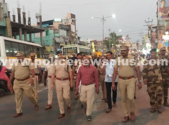 காவல் துறையின் சார்பாக கொடி அணிவகுப்பு நிகழ்ச்சி