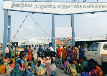 பெண்கள் தரையில் அமர்ந்து தர்ணா போராட்டம்