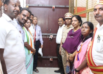 மின்னணு வாக்குப்பெட்டிகள் பாதுகாப்பு அறையில் சீல் வைப்பு