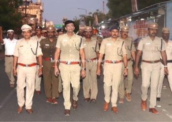 நாடாளுமன்ற தேர்தலை முன்னிட்டு காவல்துறையினரின் கொடி அணிவகுப்பு