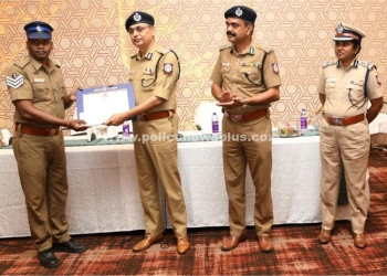 காவலருக்கு வெகுமதி வழங்கிய டிஜிபி