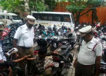 ஸ்டிக்கர் ஒட்டிய வாகனங்களுக்கு போலீசார் அபராதம்