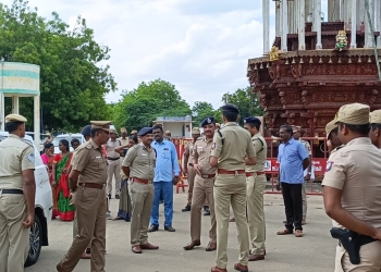 தேரோட்டம் பாதுகாப்புப் பணியில் ஈடுபடுட்ட காவலர்கள்