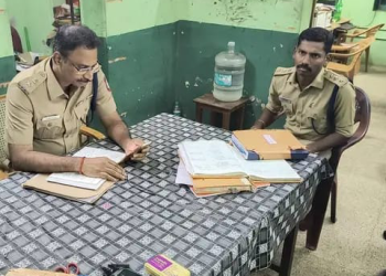 மதுவிலக்கு அமல் பிரிவில் பராமரிக்கும் பதிவேடுகளை பார்வையிட்ட S.P