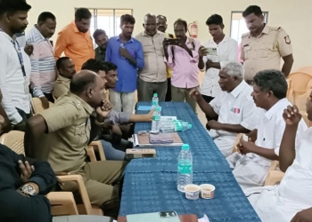 மீன்வளத்துறை மற்றும் வருவாய்த் துறையினருக்கு இடையே பேச்சு வார்த்தை