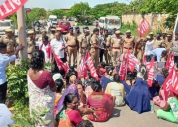 பணி நீக்கம் செய்யப்பட்ட தொழிலாளர்களை மீண்டும் பணி அமர்த்த கோரிக்கை