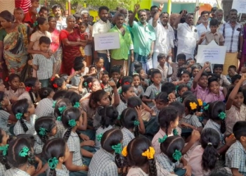 மாணவ மாணவிகள் பள்ளிகளை புறக்கணித்து போராட்டம்