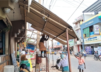 சாலையோர ஆக்கிரமிப்பு கடைகள் அகற்றம்