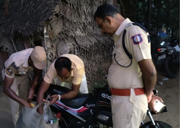 அதிரடியாக களத்தில் இறங்கி வாகன தணிக்கை செய்த S.P