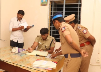 காவல் நிலையத்தில் வருடாந்திர ஆய்வு செய்த S.P