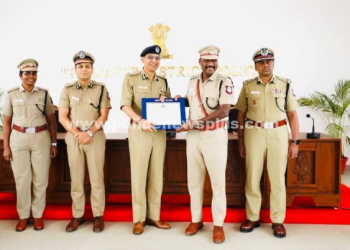 காவல் ஆளிஞர்களுக்கு பாராட்டு சான்றிதழ்
