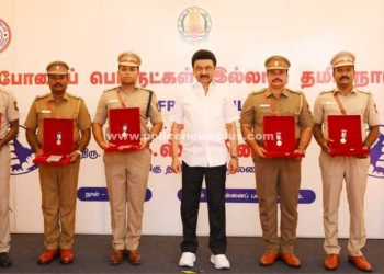 காவலர்களுக்கு பதக்கங்களை வழங்கிய முதலமைச்சர்