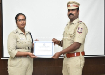 காவலர்களை பாராட்டி சான்றிதழ் வழங்கிய எஸ்பி