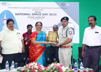 மாணவர்களிடையே உரையாடிய மாவட்ட காவல் கண்காணிப்பாளர் அவர்கள்