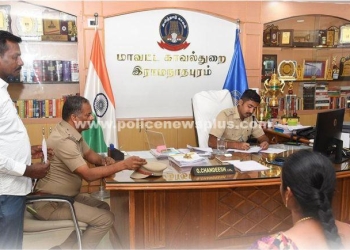 பொதுமக்களிடம் புகார் மனுக்களை பெற்ற S.P