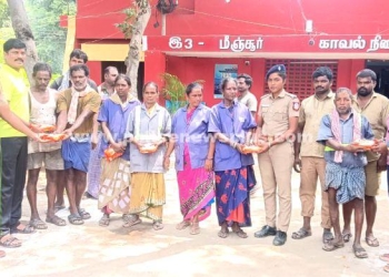 தூய்மை பணியாளர்களுக்கு இனிப்பு வழங்கிய காவலர்கள்